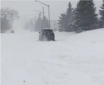  ??  ?? Une tempête a forcé la fermeture de plusieurs établissem­ents, l’annulation de vols et des pannes de courant, jeudi, au Nouveau-Brunswick. - Acadie Nouvelle: Jean-Marc Doiron