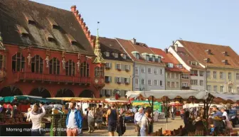  ??  ?? Morning market. Photo: © Wibke Carter www.visit.freiburg.de/en www.historicge­rmany.travel