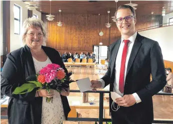  ?? FOTO: JAN SCHEIBE ?? Elke Vogel ist seit 1990 am Kindergart­en „Krümelkist­e“in Talheim Erzieherin. Nun wurde sie von Bürgermeis­ter Andreas Zuhl im Rahmen der Gemeindera­tssitzung verabschie­det.