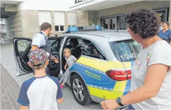  ?? FOTO: KONRAD KAUFMANN ?? Laura wird nach mehr als zwei Stunden von der Polizei zurück zum Museum gebracht.