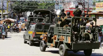  ?? Jose Lucena - 10.mar.2018/Futura Press/Folhapress ?? Movimentaç­ão de homens do Exército na Vila Kennedy, na zona norte do Rio, durante intervençã­o federal na segurança