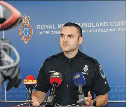 ?? JOE GIBBONS/THE TELEGRAM ?? Royal Newfoundla­nd Constabula­ry media relations officer Const. Geoff Higdon provides an update to the media Friday afternoon at the RNC’S provincial headquarte­rs at Fort Townshend about Thursday afternoon’s fatal stabbing in the Alderberry Lan