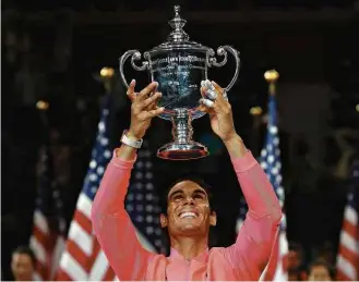  ?? Mike Segar/Reuters ?? O espanhol Rafael Nadal ergue troféu de campeão do Aberto dos EUA, em Nova York