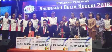  ??  ?? Abang Johari (seventh right) poses with the winners. He is joined by (from sixth right) Juma’ani, Abdul Karim, Wong, Snowdan and others.