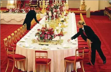  ??  ?? Perfekte Tischdekor­ation: Wo kann man das besser lernen als im Buckingham-Palast? Foto: pa/dpa/Lipinsk