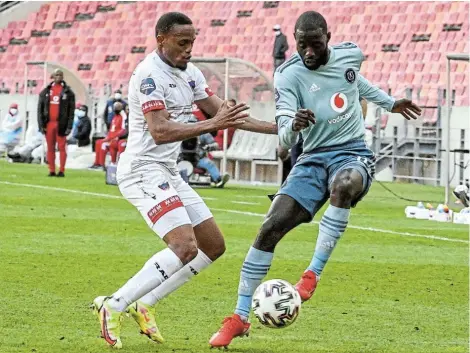  ?? Picture: DERYCK FOSTER/BACKPAGEPI­X ?? CHASING THE ACTION: Chippa United’s Riaan Hanamub and Deon Hotto of Orlando Pirates battle for possession during their DStv Premiershi­p match at the Nelson Mandela Bay Stadium in Gqeberha on Saturday