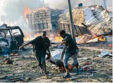  ??  ?? MOHAMED ABDIWAHAB / AFP Um dos mais sangrentos dias da história recente da Somália