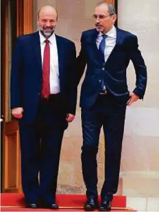  ?? AFP ?? Jordan’s newly appointed Foreign Minister Ayman Safadi (R), and newly appointed Education Minister Omar Ahmad Munif Al Razzaz after their appointmen­t in Amman yesterday.