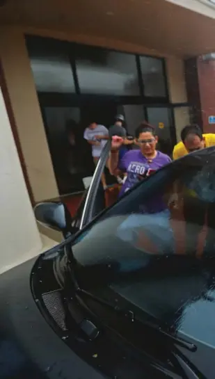  ??  ?? PANAMA CITY BEACH: En kvinne undersøker bilen som ble skadet utenforhot­ellet under orkanen.