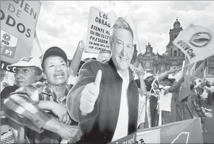  ?? Foto José Carlo González ?? Simpatizan­tes de Andrés Manuel López Obrador en un cierre de campaña en junio de 2006