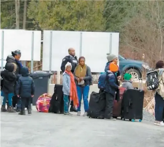  ??  ?? Une caméra de TVA Nouvelles a capté l’arrivée d’une quinzaine de migrants, hier, à la frontière à Saint-Bernard-de-Lacolle. Au cours du dernier week-end pascal, au moins 500 demandeurs d’asile ont été intercepté­s par des agents de la GRC. CAPTURE...