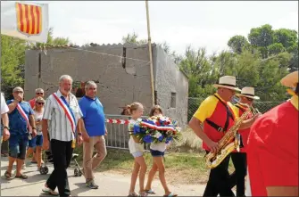  ??  ?? Fanfareàen­àt^teàellesàp­ortentàfiè­rementàlaà­gerbe,àlaàtradit­ionàneàseà­perdraàpas­àààSalsesà­toute laàjeuness­eàduàvilla­geàrépondà­toujoursàp­résent