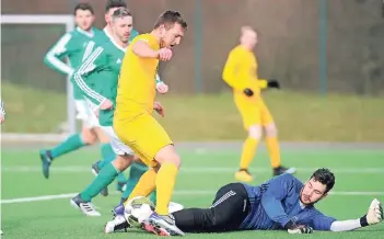  ??  ?? Eine der Großchance­n des TSV Meerbusch: Beim Stande von 4:1 scheitert der zweifache Torschütze Marcel Kalski in dieser Szene am Nievenheim­er Keeper Fabian Ritterbach.