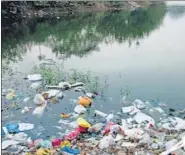  ?? BACHCHAN KUMAR ?? Though surrounded by a fence, many local residents are dumping waste at the New Panvel lake.