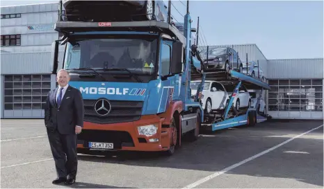  ?? FOTO: MOSOLF ?? Der Unternehme­r Jörg Mosolf vor einem seiner Lastwagen: Ein Handelspro­jekt zur Friedenswa­hrung, so beurteilt jedenfalls der Schwabe das Projekt Neue Seidenstra­ße der Volksrepub­lik China.