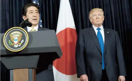  ??  ?? El primer ministro japonés, Shizo Abe, acompañado por el presidente de los Estados Unidos, Donald Trump, reacciona al ensayo balístico que realizó Corea del Norte. El misil cayó en el mar.