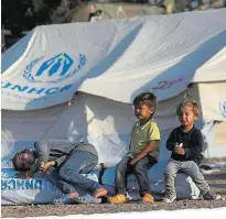  ??  ?? Die Kinder von Moria als PolitZanka­pfel. Und ein Brief mit einem Angebot.