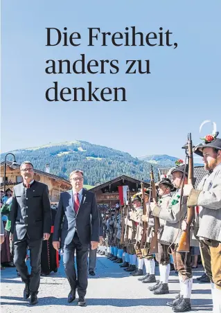  ?? [ APA ] ?? Die Landeshaup­tleute Günther Platter und Arno Kompatsche­r beim Tiroltag in Alpbach.