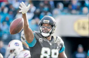  ?? Stephen B. Morton Associated Press ?? JAGUARS TIGHT END Marcedes Lewis signals a first down during a wild-card victory over Buffalo. “I’m just happy that the hard work has paid off now,” Lewis says after missing the playoffs for nine years.