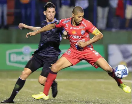  ?? RAFAEL PACHECO ?? El delantero Álvaro Saborío es marcado por el lateral izquierdo Ariel Soto, en un juego de San Carlos ante Herediano en el Carlos Ugalde Álvarez.