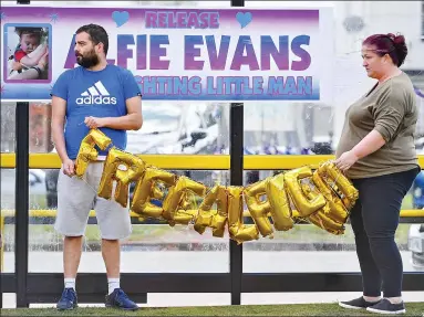  ??  ?? Free Alfie! Supporters place a balloon banner outside the hospital yesterday