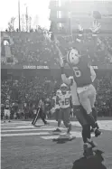  ?? JED JACOBSOHN/AP ?? Stanford’s Elijah Higgins catches a touchdown against Oregon on Oct. 2 in Stanford, Calif. The Cardinal won the game 31-24.