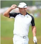  ?? ROB SCHUMACHER/AZCENTRALS­PORTS ?? Paul Casey acknowledg­es the gallery on the 18th green during the second round of the U.S. Open at Erin Hills on Friday in Erin, Wis. Casey is at 7 under for the tournament.