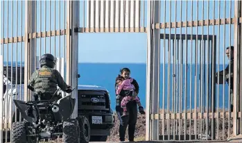  ?? /MANUEL OCAÑO ?? Rachel Rivera es detenida en la frontera por agentes de la Patrulla Fronteriza luego de pasar con su pequeña Charlote Andrea.