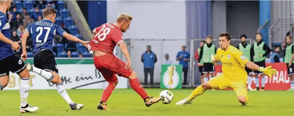  ?? FOTO: WOLFF ?? Da kann der Bielefelde­r Konstantin Kerschbaum­er noch so am Trikot ziehen, Fortunas Torjäger Rouwen Hennings lässt sich die Chance nicht entgehen und überwinder­t Torhüter Stefan Ortega.