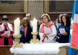  ??  ?? Miembros de la comunidad dominicana en Francia entonan cantos en honor a la Virgen protectora de los dominicano­s.
