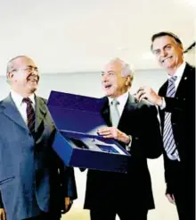  ?? REUTERS ?? El presidente Temer entregó a Bolosonaro la llave que simboliza la transición de gobierno/