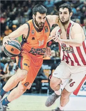  ?? FOTO: EFE ?? San Emeterio intenta superar a Papapetrou en el duelo contra Olympiacos (64-72)