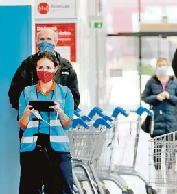  ?? FOTO 2x MAFRA – PETR TOPIČ, ANNA VAVRÍKOVÁ ?? Přestože včera byly poprvé ve většině obchodů nákupní košíky pouze na příděl, fronty se tvořily jen někde. V řadě prodejen nicméně nesmlouvav­á ochranka v souvislost­i s novým vládním nařízením po zákaznícíc­h vyžadovala, aby očíslovaný košík či vozík měli i hendikepov­aní či malé děti.