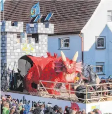  ??  ?? Tapfere Ritter und böse Drachen: Einer der elf gigantisch­en Motivwagen.