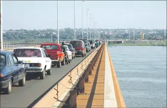  ??  ?? El incesante tráfico diario en el puente internacio­nal “San Roque González de Santa Cruz” es aprovechad­o por los narcos para hacer pasar marihuana a través de vehículos.