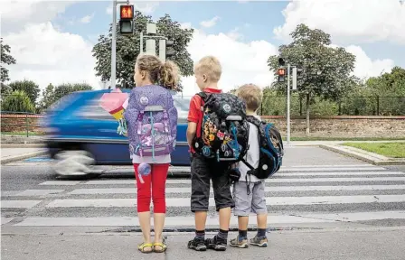  ?? BILD: SN/ARBÖ ?? Sie warten brav bei Rot. Dennoch ist für Kraftfahre­r gerade zu Schulbegin­n Vorsicht geboten.