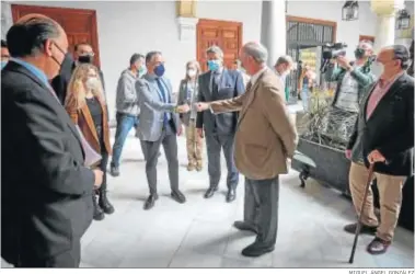  ?? MIGUEL ÁNGEL GONZÁLEZ ?? Elías Bendodo saluda a responsabl­es del sector del vino de Jerez durante su visita al Consejo Regulador.