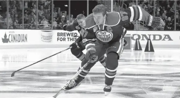  ?? BRUCE BENNETT/GETTY IMAGES ?? The NHL’s leading scorer, Connor McDavid, blazes to victory in near-record time (one lap of the Staples Center ice in 13.386 seconds), beating Nathan MacKinnon in the fastest skater event.