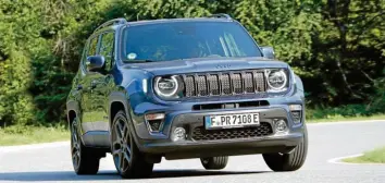  ?? Foto: Fiat Chrysler Automobile­s ?? E‰Kennzeiche­n unter dem Wasserfall‰Grill: Mit dem Renegade 4xe geht Jeep neue Wege.