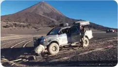  ??  ?? Izq.: no acelerar si el vehiculo no se mueve, si lo hacemos nos enterrarem­os más. Abajo: si no podemos subir una pendiente, retroceder perpendicu­lar a ésta. La arena mezclada con piedra genera mejor grip y mayor agarre.