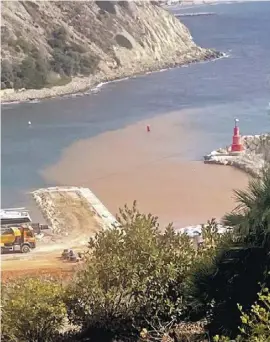  ?? Foto: privat ?? Eine braune Suppe fließt während der Bauarbeite­n am Puerto Blanco in Calp ins Meer.