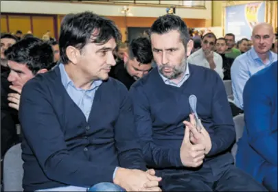  ??  ?? RAZGOVOR Izbornik hrvatske reprezenta­cije Zlatko Dalić i trener Dinama Nenad Bjelica imaju mnogo zajednički­h tema, a o njima su porazgovar­ali na Konferenci­ji o kondicijsk­oj pripremi sportaša