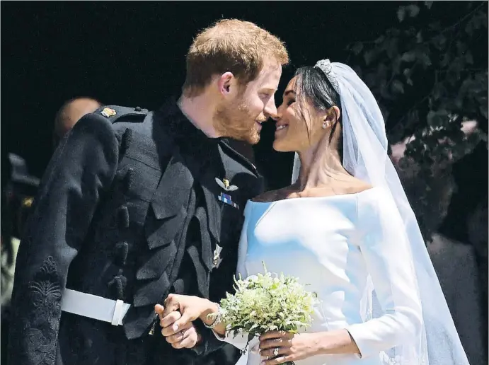  ?? NEIL HALL / POOL / EFE ?? Enrique de Inglaterra y Meghan Markle, duques de Sussex, se besan al salir de la capilla de San Jorge tras convertirs­e en marido y mujer