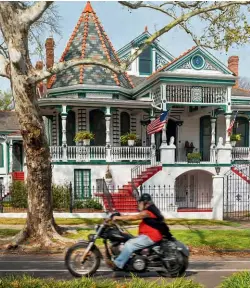  ??  ?? De arriba abajo, un camarero en el célebre Café du Monde de Nueva Orleans, y unas casas de arquitectu­ra típica de la ciudad al sureste del Estado de Luisiana (Estados Unidos).