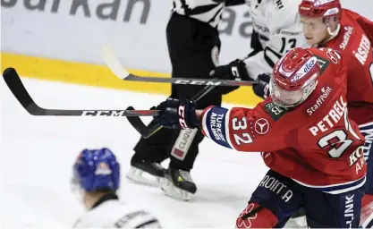  ?? FOTO: LEHTikUVA/VESA MOiLAnEn ?? Lennart Petrells låga brinner fortfarand­e stark. Han njuter av hockeyn.