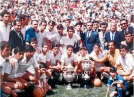  ??  ?? Cruz Azul presume sus dos tofeos al término de la temporada 68-69.