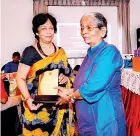  ?? ?? Neeliya Fernando receiving the award from Jayanthi Liyanage