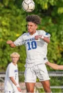  ?? Jim Franco/times Union ?? Shaker junior Kofi Sarfoh gets a head on the ball against Saratoga on Tuesday.