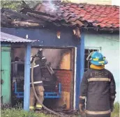  ??  ?? Daños. Los rescatista­s lamentaron perder su único vehículo para atender las emergencia­s.