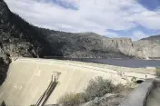  ?? National Park Service ?? O’Shaughness­y Dam at Hetch Hetchy Reservoir in Yosemite National Park.